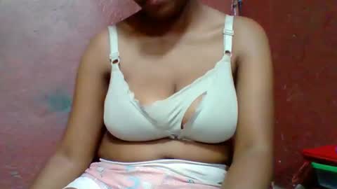 rovaelyah online show from March 7, 2026, 5:48 am