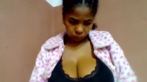 Snapshot of rovaelyah chatting on July 14, 2026, 2:05 am rovaelyah online show from July 14, 2026, 2:05 am