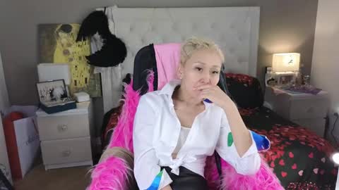 Snapshot of roxalanastar chatting on May 12, 2026, 8:22 am Roxalana online show from May 12, 2026, 8:22 am