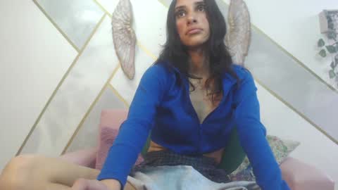 Snapshot of roxana_cyrano chatting on December 4, 2024, 7:34 pm online show from December 4, 2024, 7:34 pm