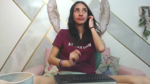 Snapshot of roxana_cyrano chatting on January 3, 2025, 7:39 pm online show from January 3, 2025, 7:39 pm
