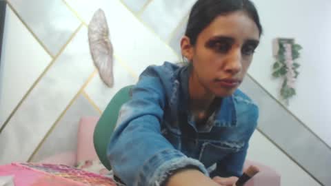 Snapshot of roxana_cyrano chatting on January 9, 2025, 7:50 pm online show from January 9, 2025, 7:50 pm