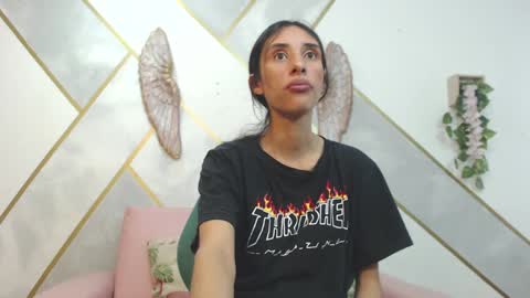 Snapshot of roxana_cyrano chatting on February 4, 2025, 7:22 pm online show from February 4, 2025, 7:22 pm