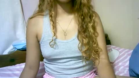 roxanne_98 online show from December 18, 2025, 3:51 pm