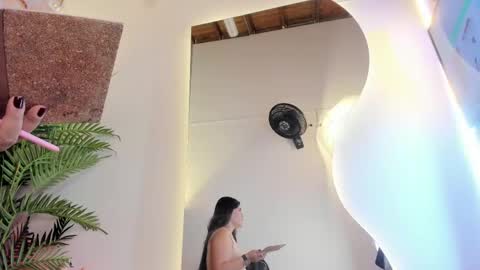 Snapshot of roxie_ns chatting on May 9, 2026, 12:21 pm Roxie online show from May 9, 2026, 12:21 pm