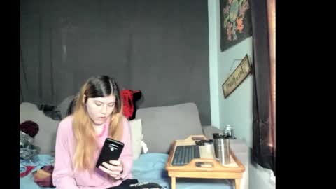 roxihazeleyes online show from March 25, 2026, 5:19 pm