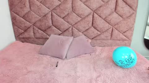 roxy_jones_ online show from February 2, 2025, 5:37 pm