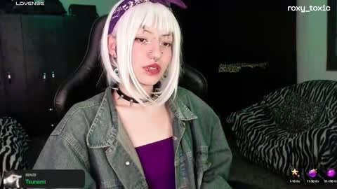 Roxy Independient model Help me to reach 50 thumbs up online show from October 8, 2025, 1:36 am