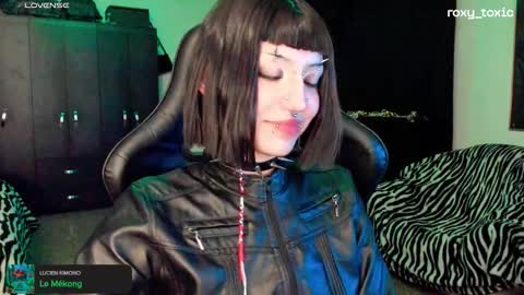 Roxy Independient model Help me to reach 50 thumbs up online show from October 15, 2025, 1:39 am