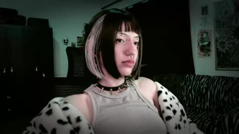 Snapshot of roxy_toxic chatting on May 15, 2026, 10:50 pm Roxy Independient model Help me to reach 50 thumbs up online show from May 15, 2026, 10:50 pm