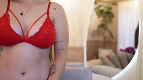 Roxy  online show from October 6, 2025, 12:35 pm