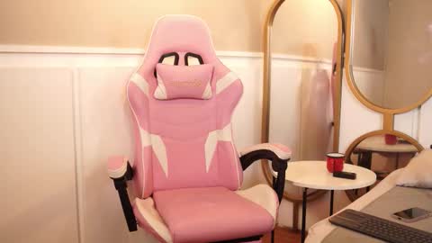 Roxy  online show from October 11, 2025, 1:20 pm