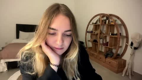 Roxy online show from March 27, 2026, 7:24 pm