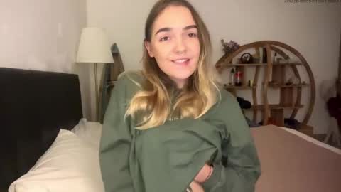 Snapshot of roxysweetdream chatting on May 11, 2026, 2:45 pm Roxy online show from May 11, 2026, 2:45 pm