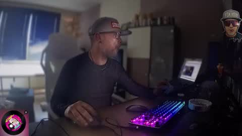 roy_foxyou online show from September 15, 2025, 4:07 pm