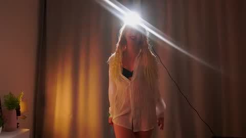 Mila online show from October 9, 2025, 3:10 pm