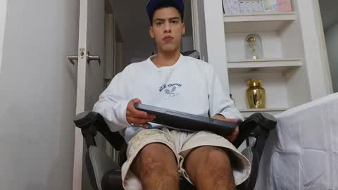 Snapshot of russell_adams_ chatting on February 2, 2026, 12:15 pm R U S S E L L online show from February 2, 2026, 12:15 pm