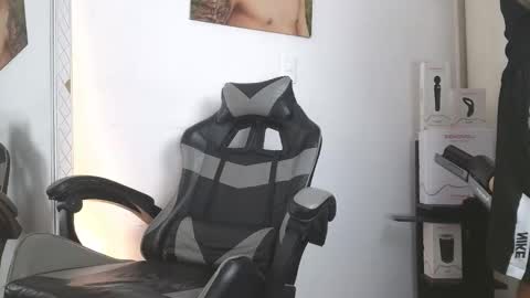 Snapshot of russell_adams_ chatting on February 17, 2026, 9:54 pm R U S S E L L online show from February 17, 2026, 9:54 pm