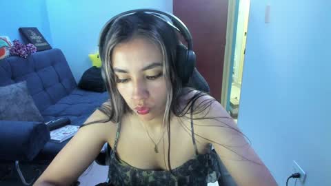 Snapshot of sabrina_chester_02 chatting on December 5, 2024, 3:26 am Angie online show from December 5, 2024, 3:26 am