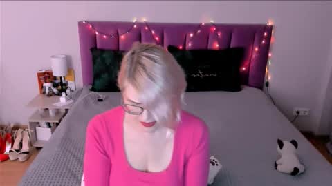 Sabrina MacMarren online show from December 15, 2025, 1:37 pm