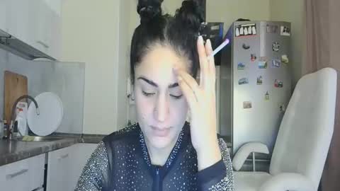 Snapshot of safari_xx chatting on November 20, 2025, 9:42 am Queen online show from November 20, 2025, 9:42 am