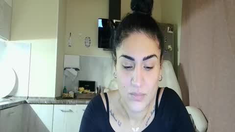 Snapshot of safari_xx chatting on November 24, 2025, 3:01 pm Queen online show from November 24, 2025, 3:01 pm