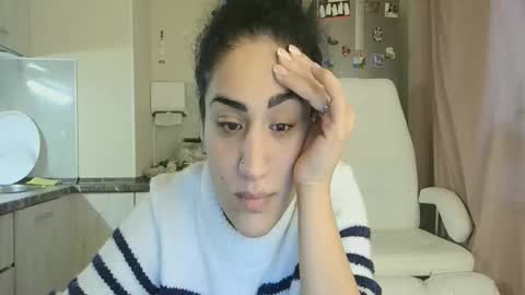 Snapshot of safari_xx chatting on November 30, 2025, 11:25 am Queen online show from November 30, 2025, 11:25 am