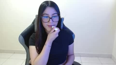 Sahaliefox  online show from November 10, 2025, 4:06 pm