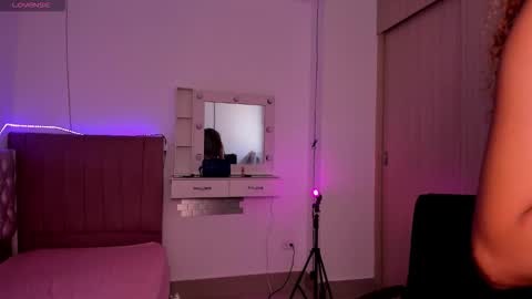 Snapshot of sally_rousse chatting on September 17, 2025, 9:05 pm Sally online show from September 17, 2025, 9:05 pm