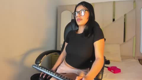 salmaportman_ online show from March 12, 2026, 9:43 pm