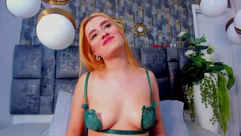 Snapshot of salomelarzon chatting on April 11, 2026, 4:28 am Salome Larzon online show from April 11, 2026, 4:28 am