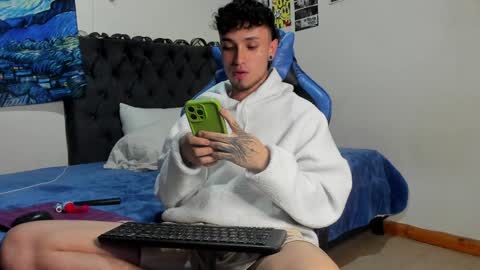 Snapshot of salvatore_dereck chatting on December 23, 2024, 1:40 am online show from December 23, 2024, 1:40 am