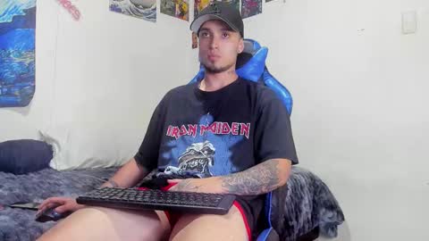 Snapshot of salvatore_dereck chatting on October 17, 2025, 1:20 am online show from October 17, 2025, 1:20 am