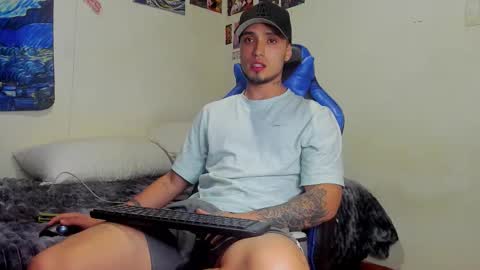 Snapshot of salvatore_dereck chatting on October 20, 2025, 1:17 am online show from October 20, 2025, 1:17 am