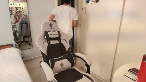 salvatore_montt online show from December 4, 2025, 4:27 pm