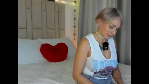 Snapshot of samanthaxmami chatting on March 7, 2025, 10:32 pm Samixmami online show from March 7, 2025, 10:32 pm