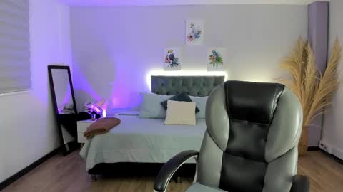 samara_hilton_2 online show from October 3, 2025, 9:34 pm