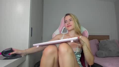 Snapshot of sammy_hamilton chatting on December 15, 2024, 4:51 am Ana online show from December 15, 2024, 4:51 am