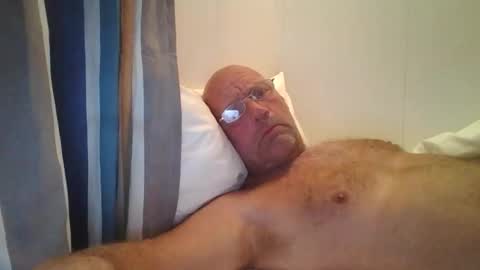 sandnesrune523 online show from October 14, 2025, 4:46 am