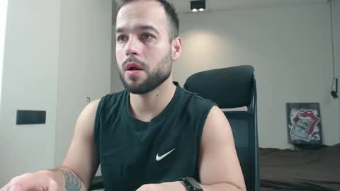 Snapshot of sandro_best chatting on February 4, 2026, 3:45 am DeAlex online show from February 4, 2026, 3:45 am