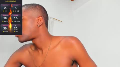 Snapshot of santi_brown1 chatting on February 9, 2025, 6:01 am Santibrown online show from February 9, 2025, 6:01 am