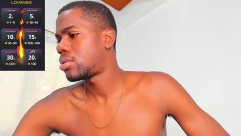 Snapshot of santi_brown1 chatting on February 24, 2025, 7:52 pm Santibrown online show from February 24, 2025, 7:52 pm