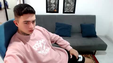 santi_ss online show from November 5, 2025, 2:39 pm