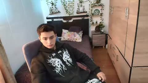 Snapshot of santi_ss chatting on June 7, 2026, 2:32 pm santi_ss online show from June 7, 2026, 2:32 pm