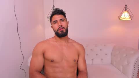 santiago_huntt online show from December 7, 2024, 12:02 pm