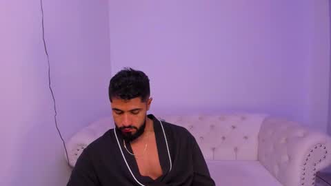 santiago_huntt online show from December 11, 2024, 4:09 pm