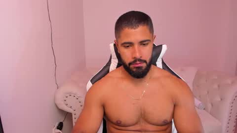 santiago_huntt online show from February 1, 2025, 12:47 pm