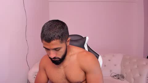 santiago_huntt online show from February 10, 2025, 12:29 pm