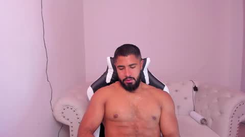 santiago_huntt online show from February 15, 2025, 12:33 pm