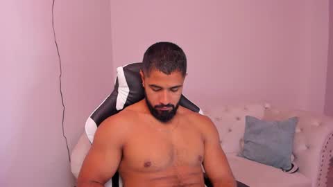 santiago_huntt online show from February 18, 2025, 12:39 pm
